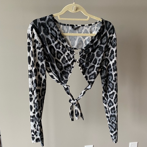 Long Sleeved Leopard O-Ring Backless Crop Top - Picture 1 of 3